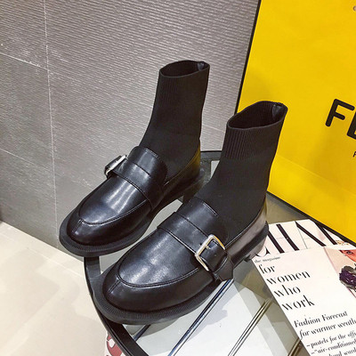 Fekete női csizma új modellje fém csattal