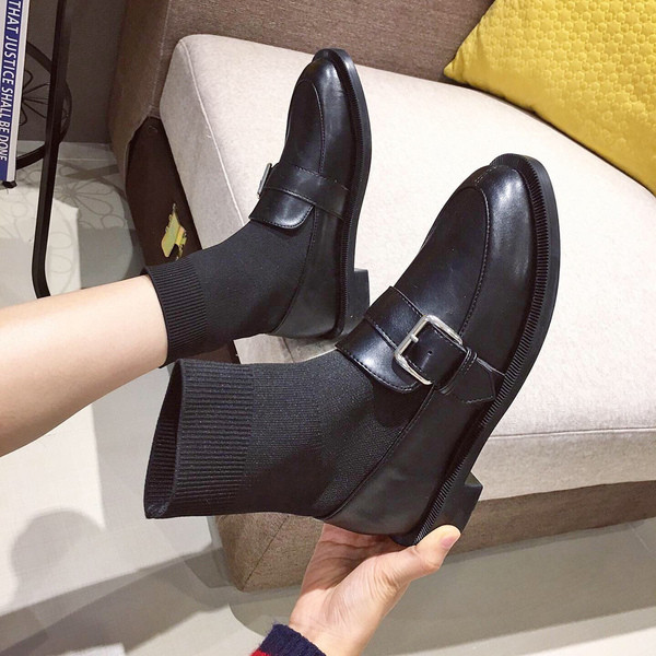 Fekete női csizma új modellje fém csattal