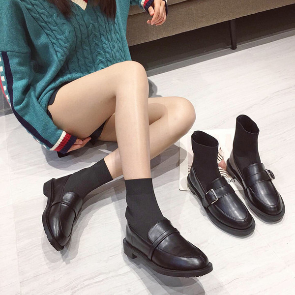 Fekete női csizma új modellje fém csattal