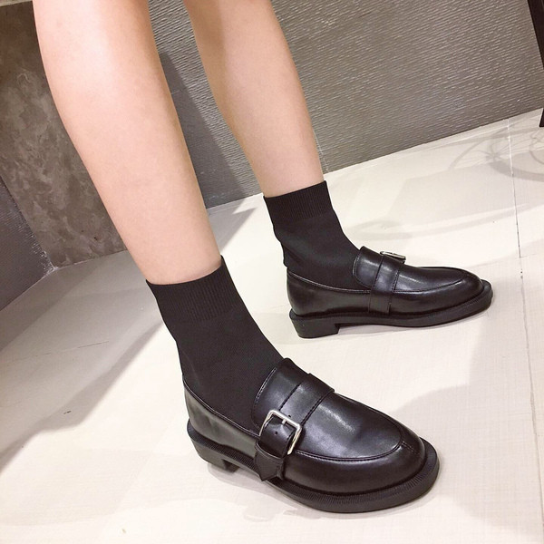 Fekete női csizma új modellje fém csattal