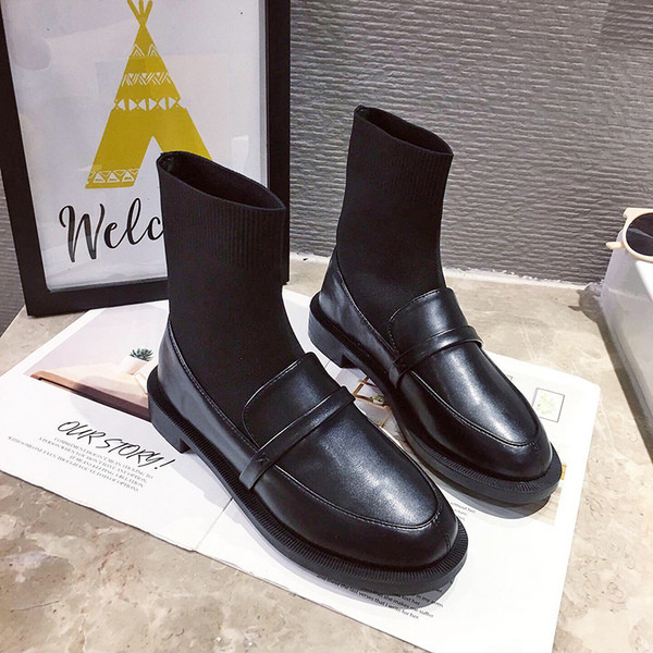 Fekete női csizma új modellje fém csattal