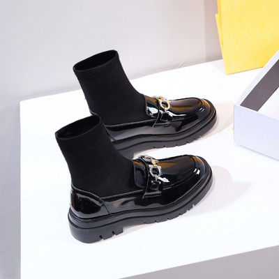 Női csizma új modellje, fekete fém elemmel