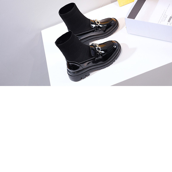 Női csizma új modellje, fekete fém elemmel