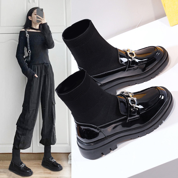 Női csizma új modellje, fekete fém elemmel