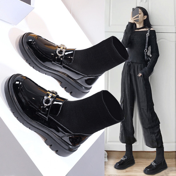 Női csizma új modellje, fekete fém elemmel