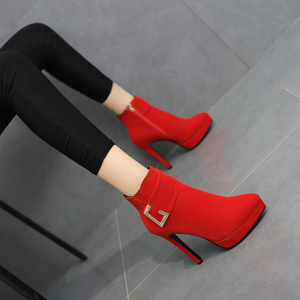 Stílusos női csizma hegyes modell csattal és magassarkúval