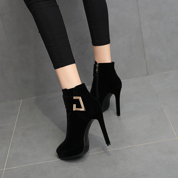 Stílusos női csizma hegyes modell csattal és magassarkúval