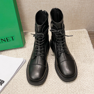 Aktuális, eko bőrből készült fekete női csizma lapos talppal és fűzővel