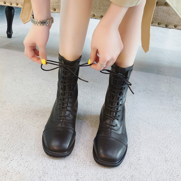 Aktuális, eko bőrből készült fekete női csizma lapos talppal és fűzővel