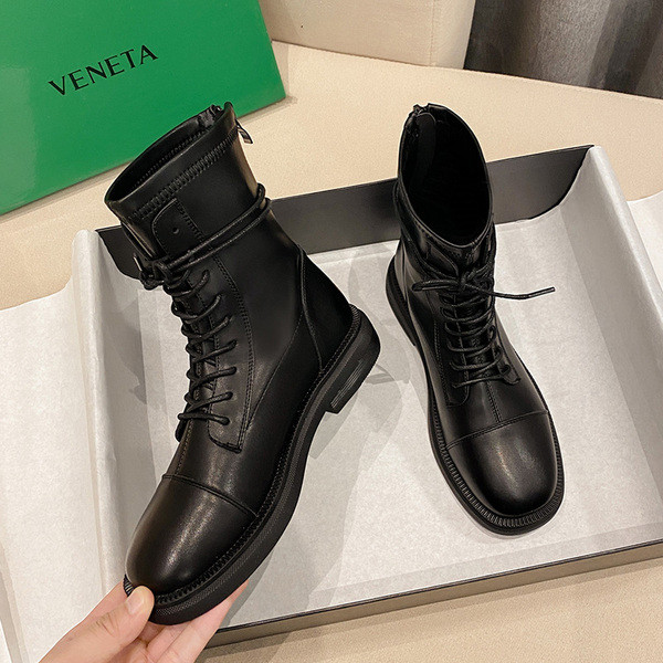 Aktuális, eko bőrből készült fekete női csizma lapos talppal és fűzővel