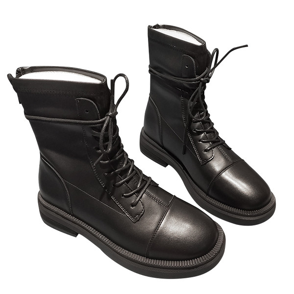 Aktuális, eko bőrből készült fekete női csizma lapos talppal és fűzővel