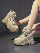 Női alkalmi tornacipő magas talppal és feliratokkal