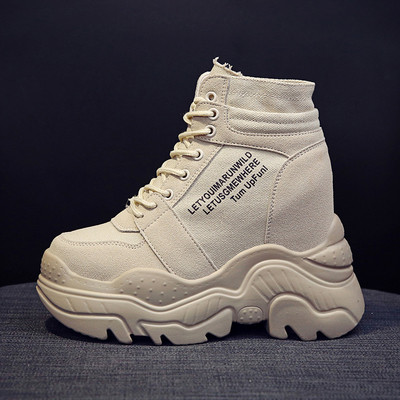 Női alkalmi tornacipő magas talppal és feliratokkal