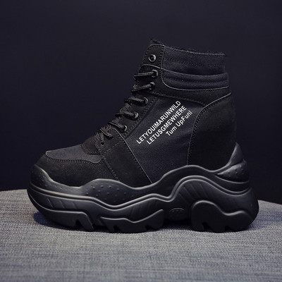 Női alkalmi tornacipő magas talppal és feliratokkal