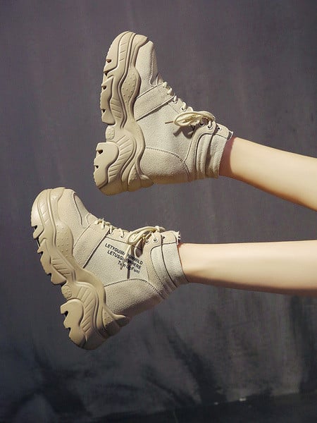 Női alkalmi tornacipő magas talppal és feliratokkal