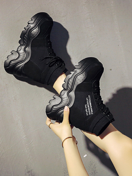 Női alkalmi tornacipő magas talppal és feliratokkal