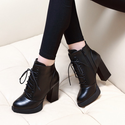 Moodsad naiste saapad paelte ja paksu kontsaga - kaks mudelit