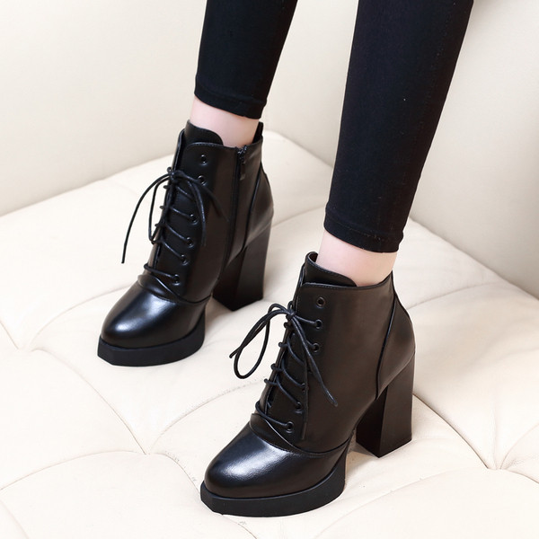 Moodsad naiste saapad paelte ja paksu kontsaga - kaks mudelit