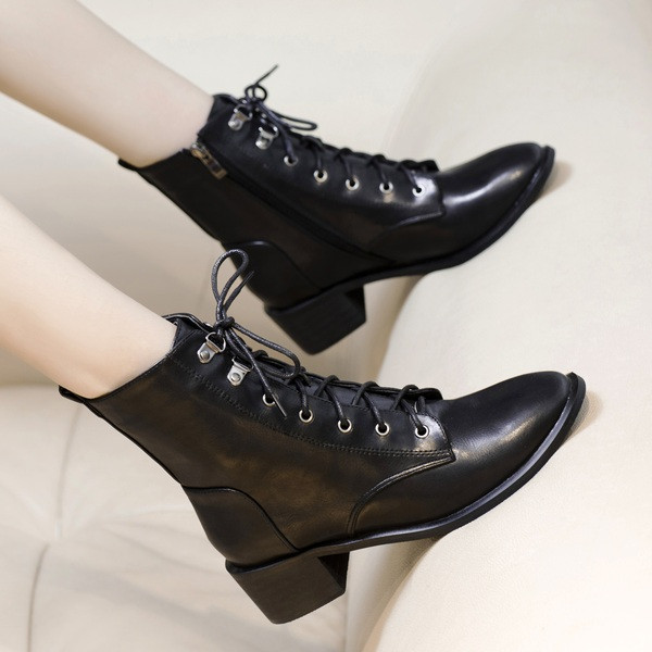 Moodsad naiste saapad paelte ja paksu kontsaga - kaks mudelit