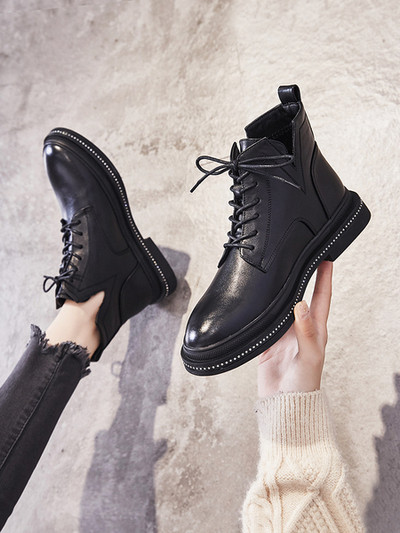Modern, fekete fűzős női csizma