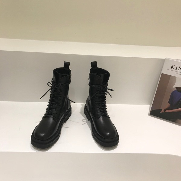 Cizme de dama de culoare neagra si sireturi - talpa aspra