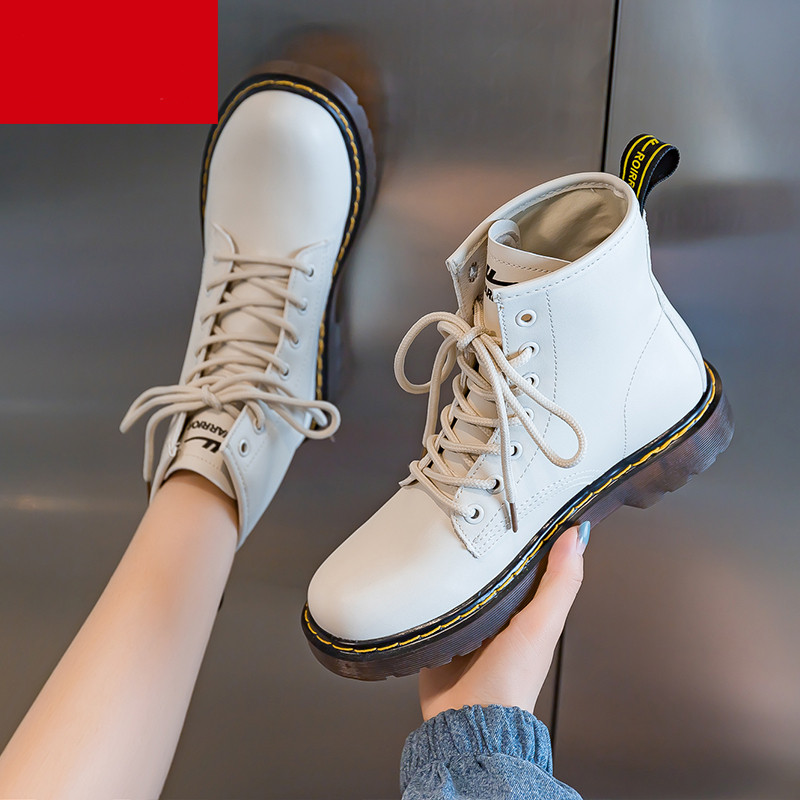 Alkalmi női csizma durva talppal és fűzővel - többféle modell