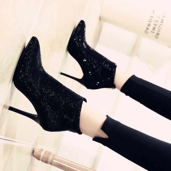 Γυναικείες μαύρες μπότες  μυτερό μοντέλο με διακοσμιτικές  πέτρες και ψηλ'ο τακούνι