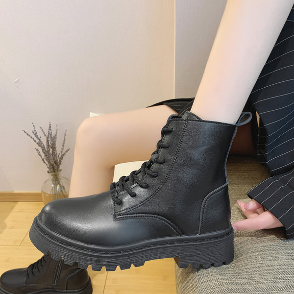 Női csizma sima modell cipzárral és fűzős fekete színben