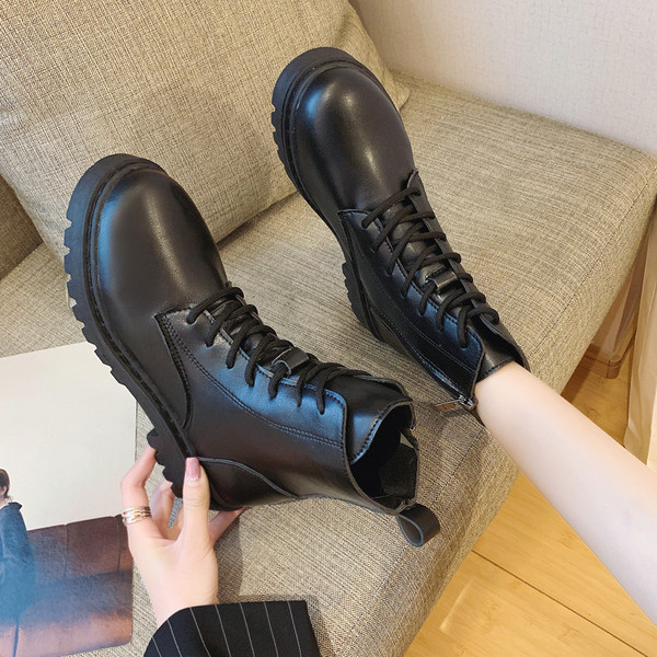 Női csizma sima modell cipzárral és fűzős fekete színben