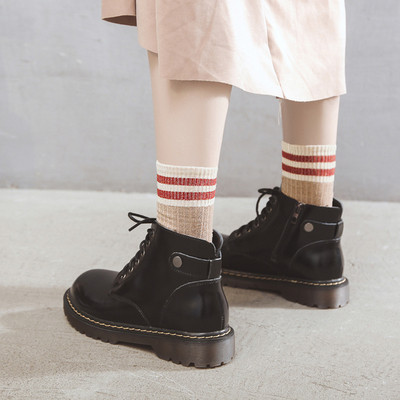 Női alkalmi csizma eko bőrből, cipzárral és fűzővel