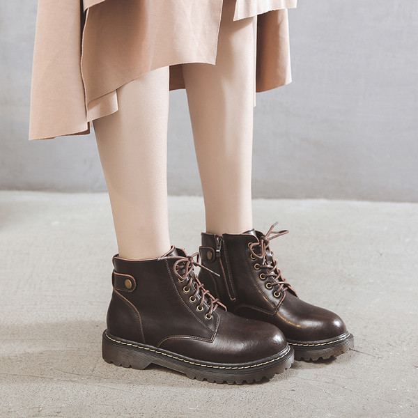 Női alkalmi csizma eko bőrből, cipzárral és fűzővel