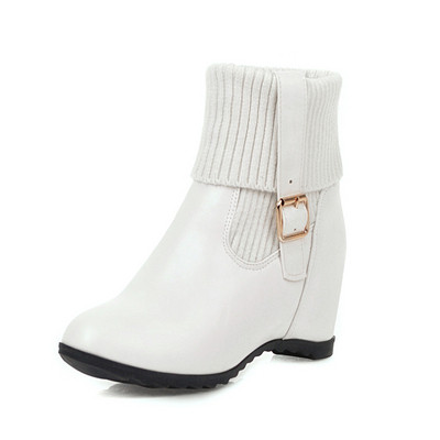 Moodsad siseplatvormi ja pandlaga naiste saapad