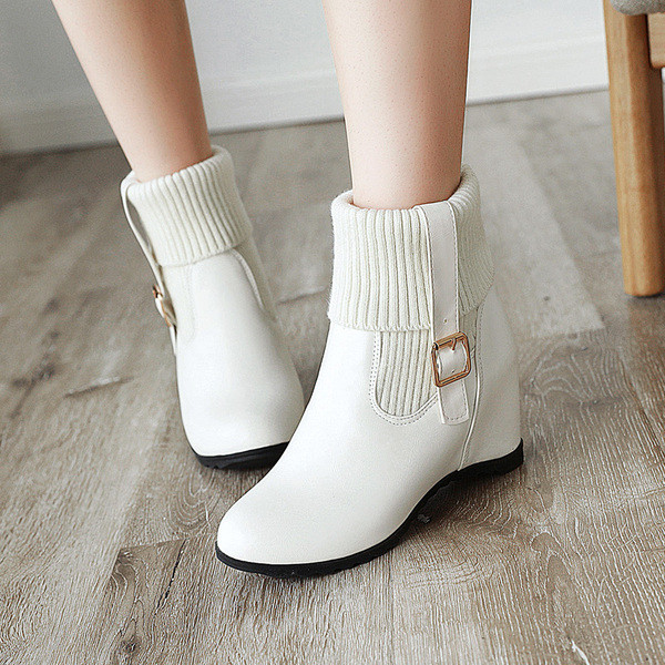 Moodsad siseplatvormi ja pandlaga naiste saapad