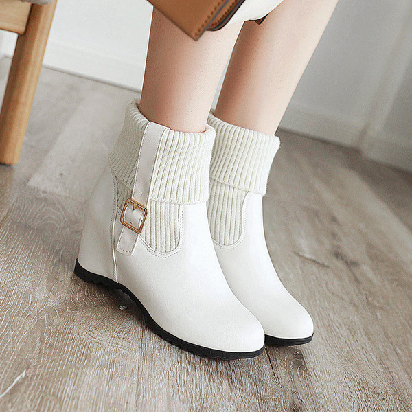 Moodsad siseplatvormi ja pandlaga naiste saapad