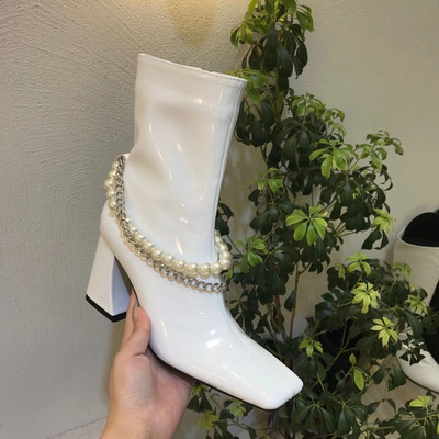 Moodsad pärlite ja paksu kontsaga naiste saapad - neli mudelit