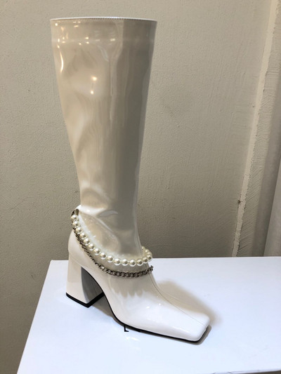 Moodsad pärlite ja paksu kontsaga naiste saapad - neli mudelit