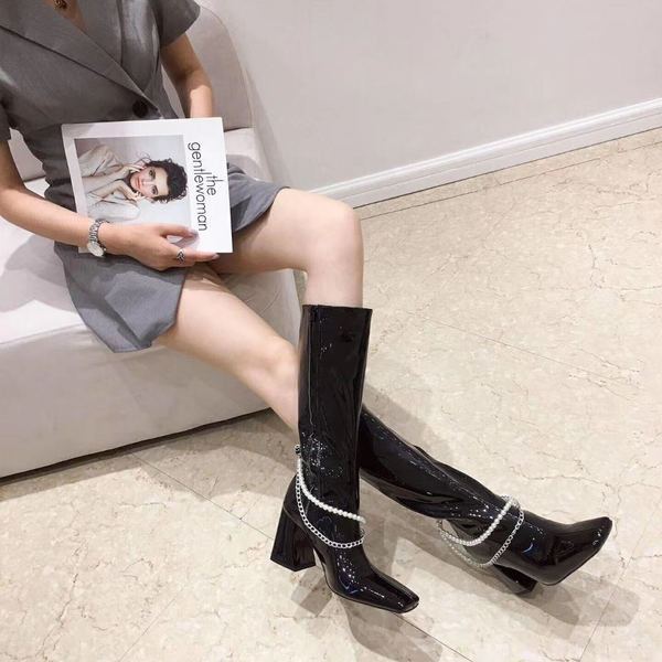 Moodsad pärlite ja paksu kontsaga naiste saapad - neli mudelit