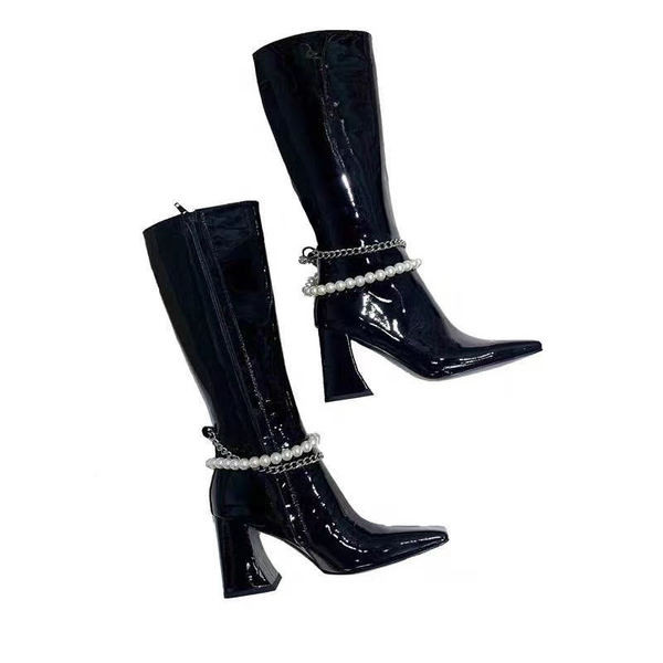 Moodsad pärlite ja paksu kontsaga naiste saapad - neli mudelit