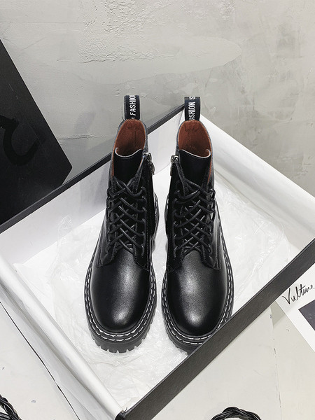 Női bőrcsizma durva talppal, fekete színben - két modell lapos vagy rejtett platformmal