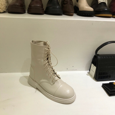 Női bőrcsizma lapos talppal és fűzővel