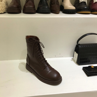 Női bőrcsizma lapos talppal és fűzővel