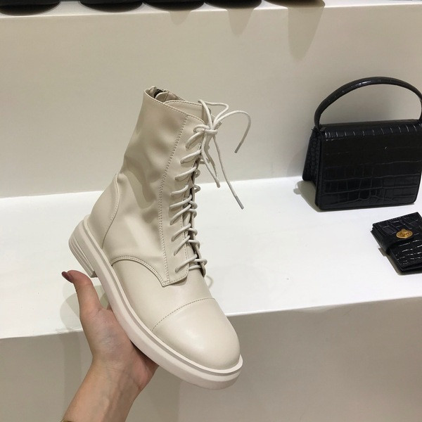 Női bőrcsizma lapos talppal és fűzővel