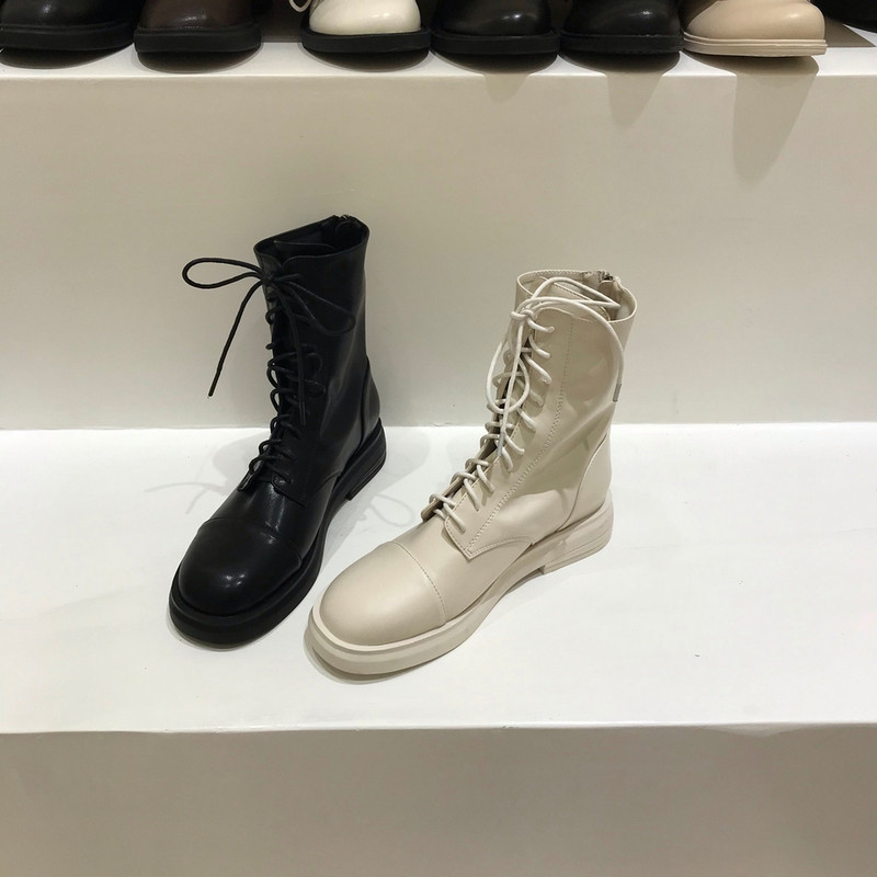 Női bőrcsizma lapos talppal és fűzővel