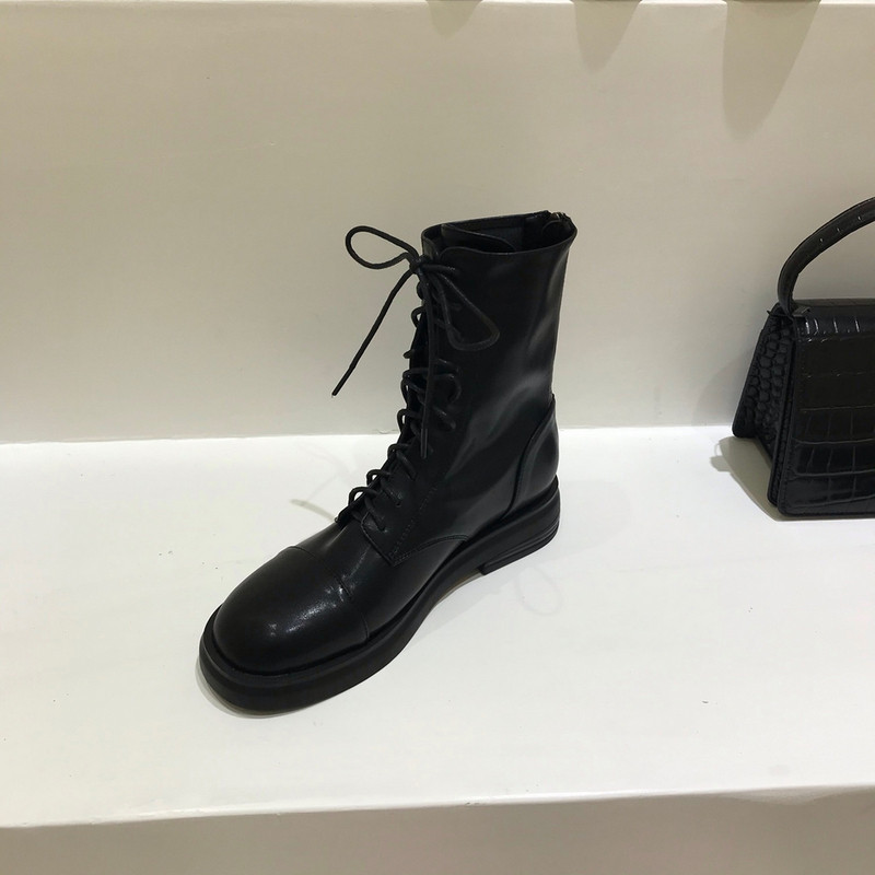 Női bőrcsizma lapos talppal és fűzővel