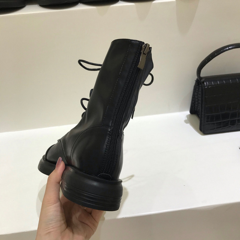 Női bőrcsizma lapos talppal és fűzővel