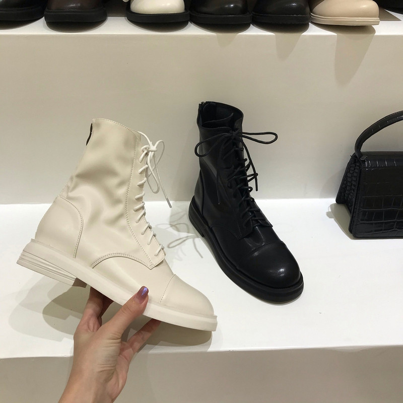 Női bőrcsizma lapos talppal és fűzővel