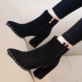 Naiste mustad saapad kontsa kõrgusega 9 cm