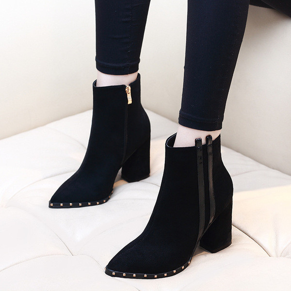 Naiste mustad saapad kontsa kõrgusega 9 cm