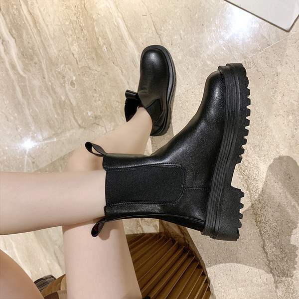 Ženske čizme u crnoj boji od eko kože - grubi đon