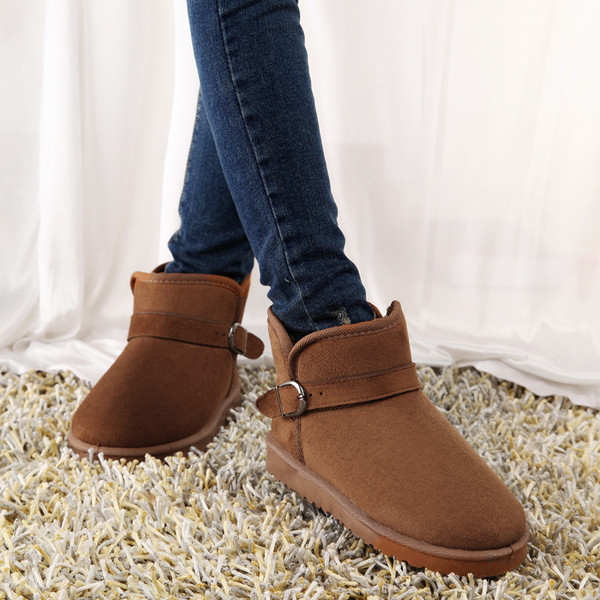 Sieviešu zābaki no eko zamšādas ar plakanu zoli un metāla sprādzi